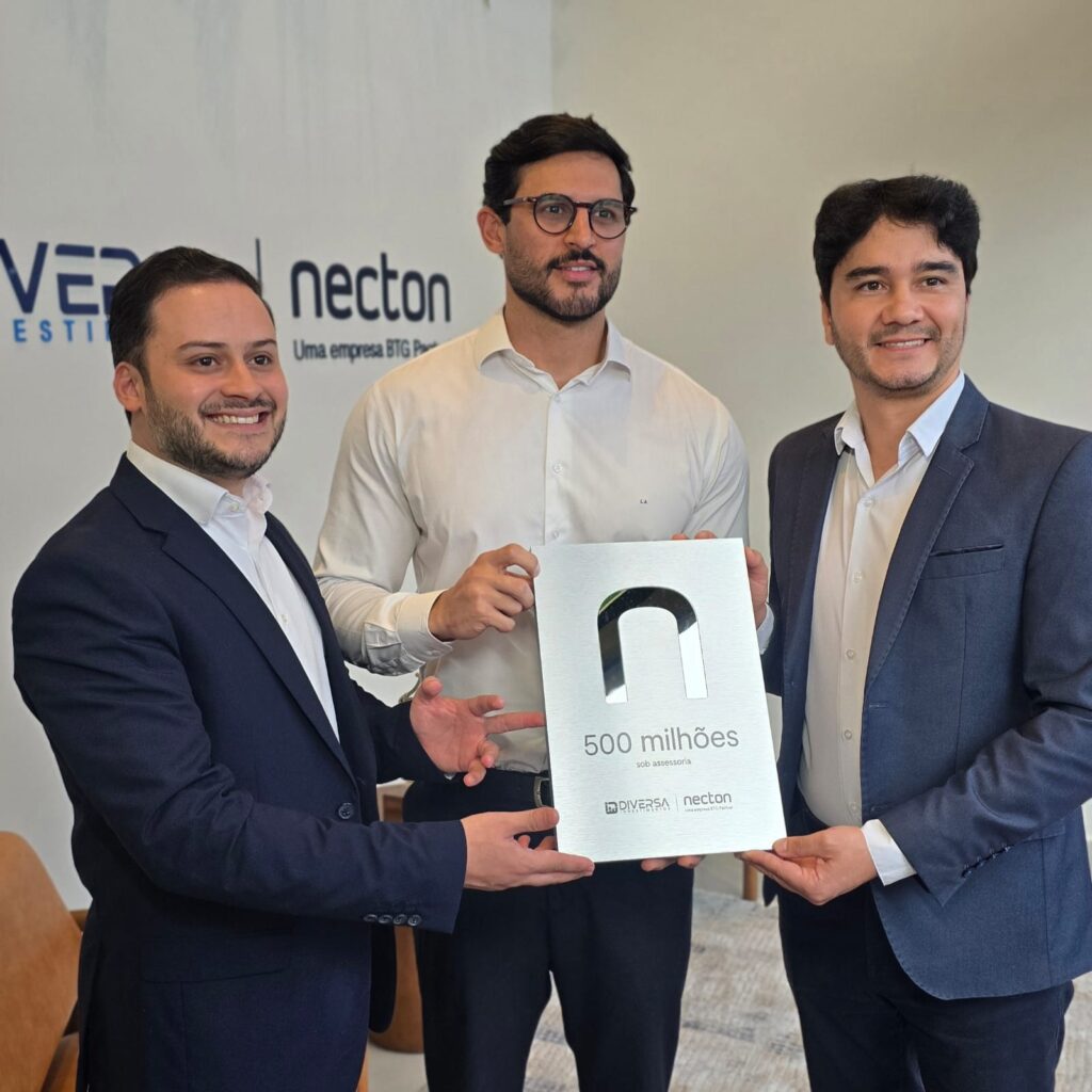 Johnatan Toletino e Ramon Zanotto, fundadores da Diversa Investimentos, recebendo premiação pelos R$ 500 milhões sob custódia