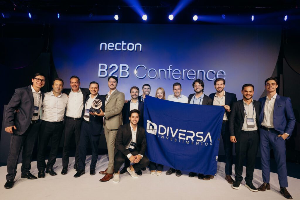 Equipe da Diversa Investimentos recebendo premiação entre os melhores escritórios de assessoria de investimentos