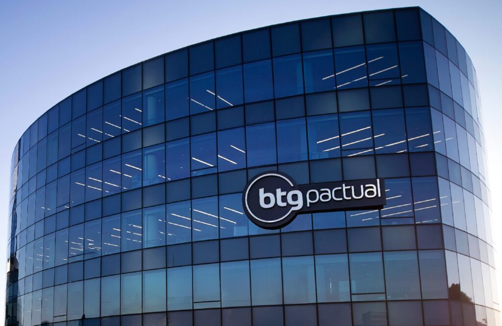 Prédio do BTG Pactual com logotipo visível, sede de um dos maiores bancos de investimento da América Latina